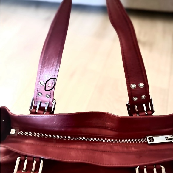 MARC JACOBS MERLOT COLORED BAG! The original MARC JACOBS. Retail over $600 - Picture 10 of 15